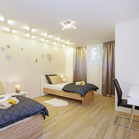 Split Symphony Garden: Modern, New Apartment Eksteriør bilde