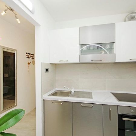 Split Symphony Garden: Modern, New Apartment Eksteriør bilde