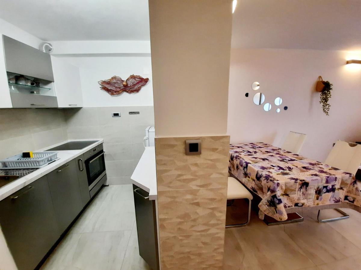 Split Symphony Garden: Modern, New Apartment Eksteriør bilde