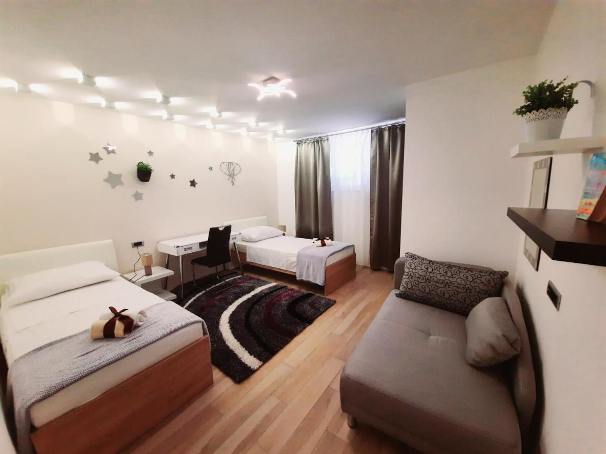 Split Symphony Garden: Modern, New Apartment Eksteriør bilde