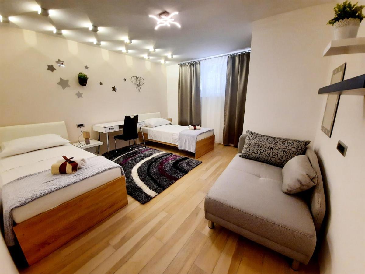 Split Symphony Garden: Modern, New Apartment Eksteriør bilde