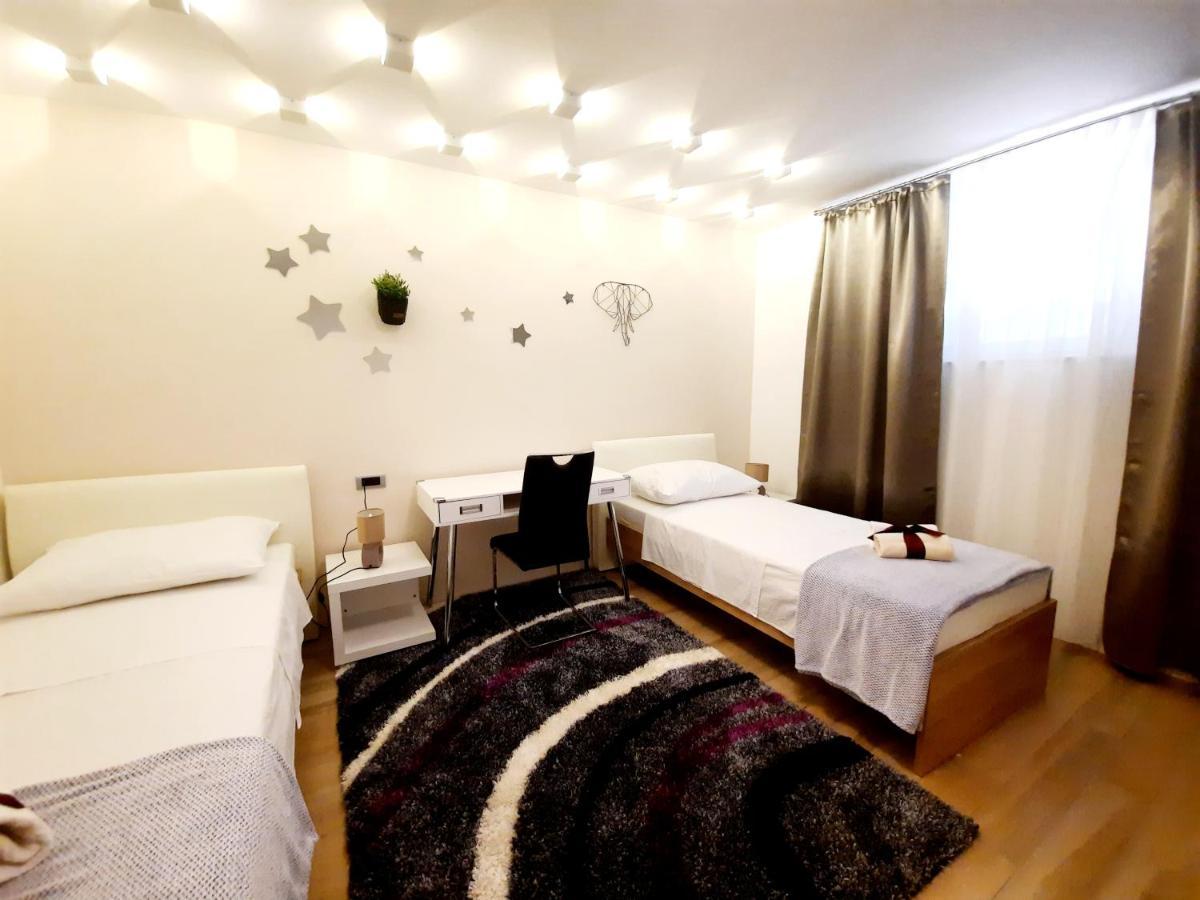 Split Symphony Garden: Modern, New Apartment Eksteriør bilde