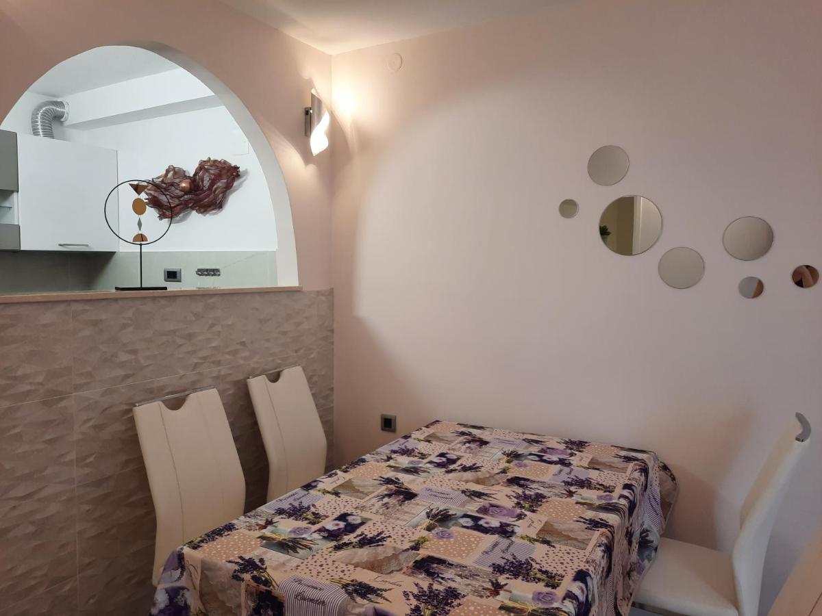 Split Symphony Garden: Modern, New Apartment Eksteriør bilde