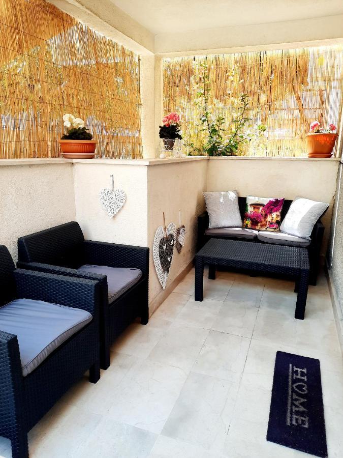 Split Symphony Garden: Modern, New Apartment Eksteriør bilde