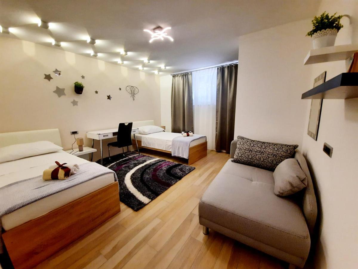 Split Symphony Garden: Modern, New Apartment Eksteriør bilde