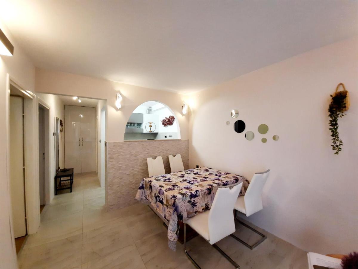 Split Symphony Garden: Modern, New Apartment Eksteriør bilde