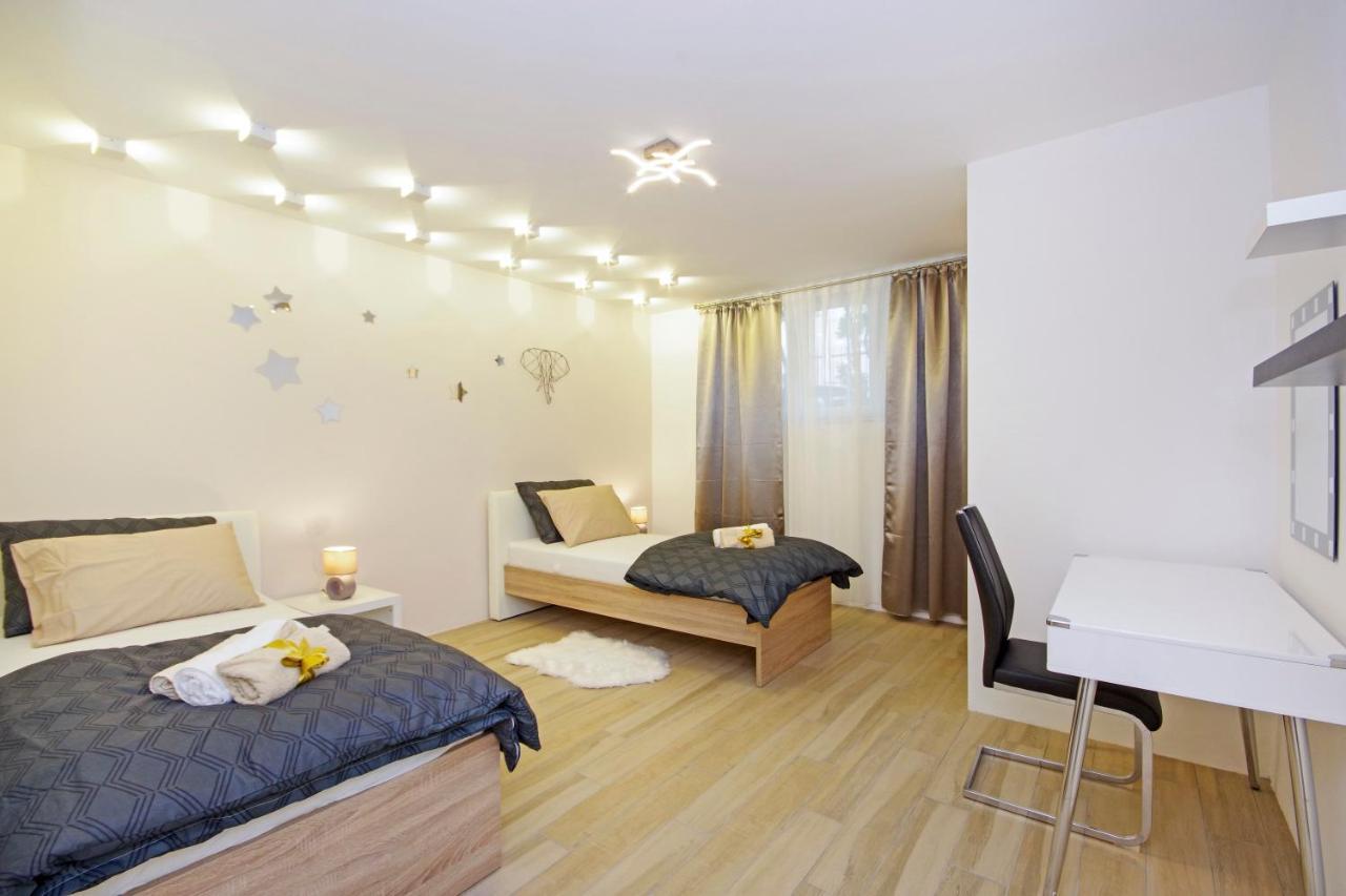 Split Symphony Garden: Modern, New Apartment Eksteriør bilde