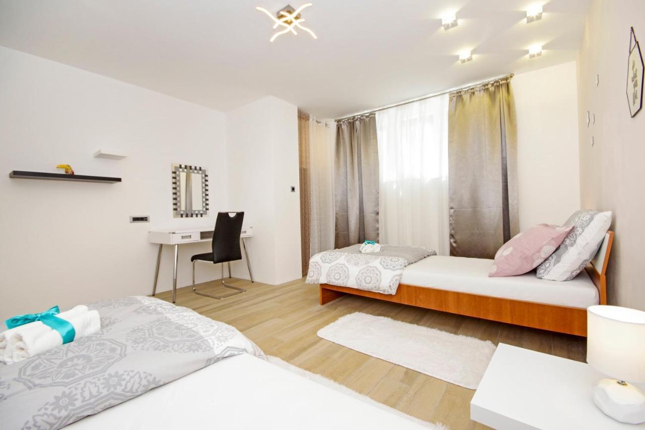 Split Symphony Garden: Modern, New Apartment Eksteriør bilde