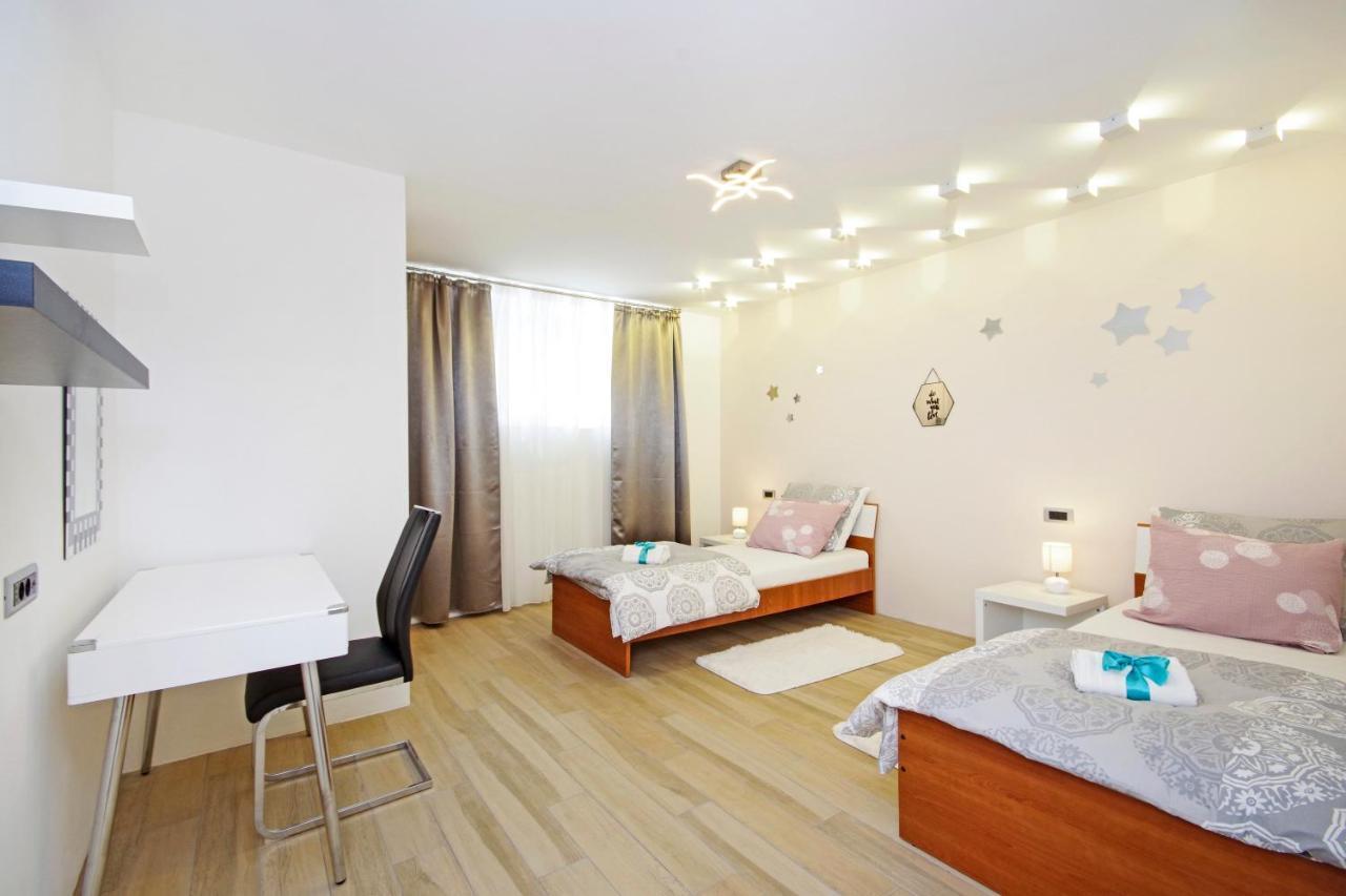 Split Symphony Garden: Modern, New Apartment Eksteriør bilde