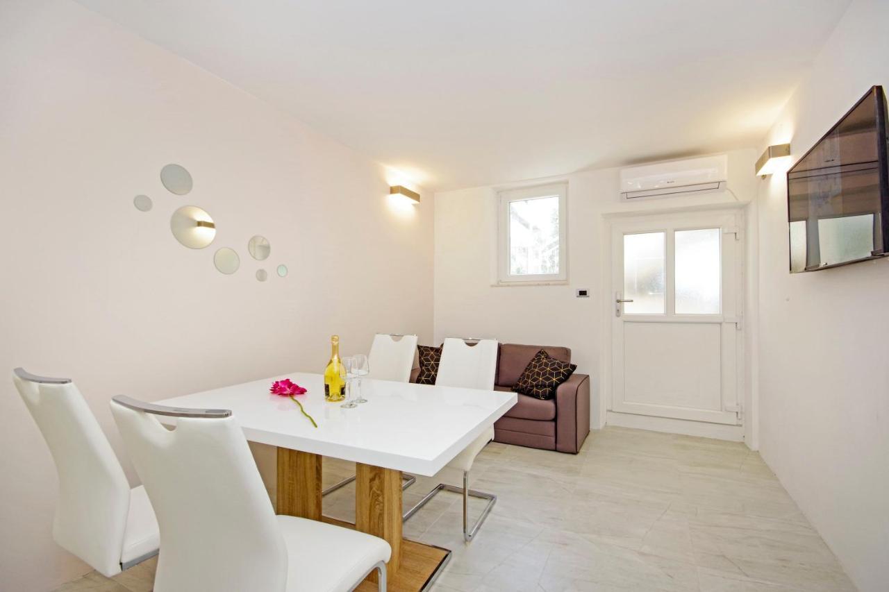 Split Symphony Garden: Modern, New Apartment Eksteriør bilde