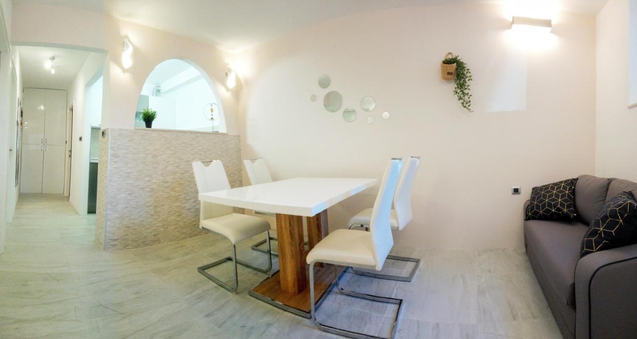 Split Symphony Garden: Modern, New Apartment Eksteriør bilde