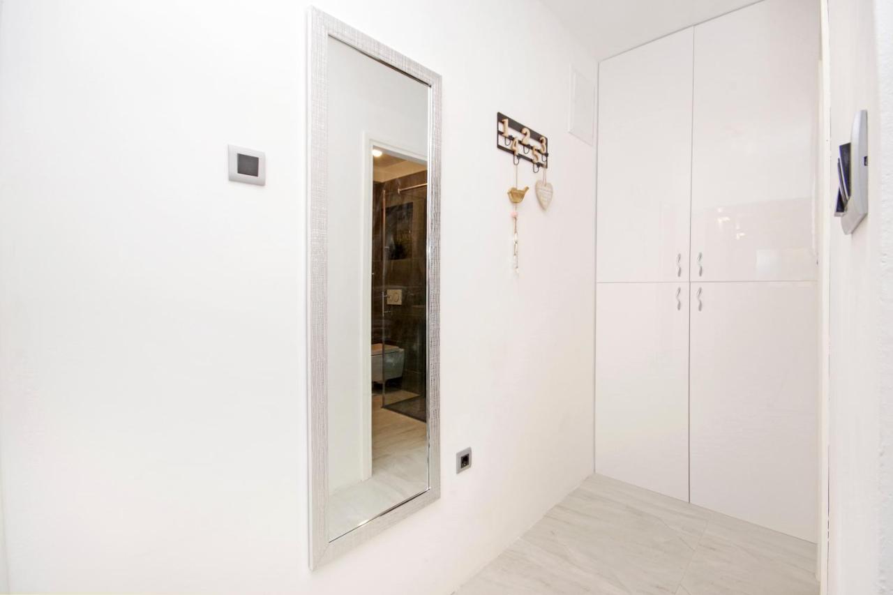 Split Symphony Garden: Modern, New Apartment Eksteriør bilde
