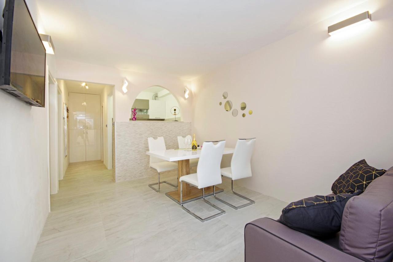 Split Symphony Garden: Modern, New Apartment Eksteriør bilde