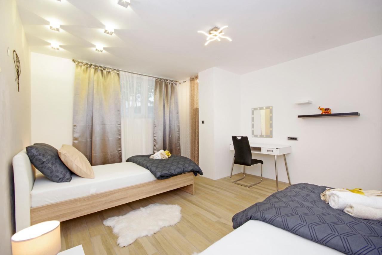 Split Symphony Garden: Modern, New Apartment Eksteriør bilde