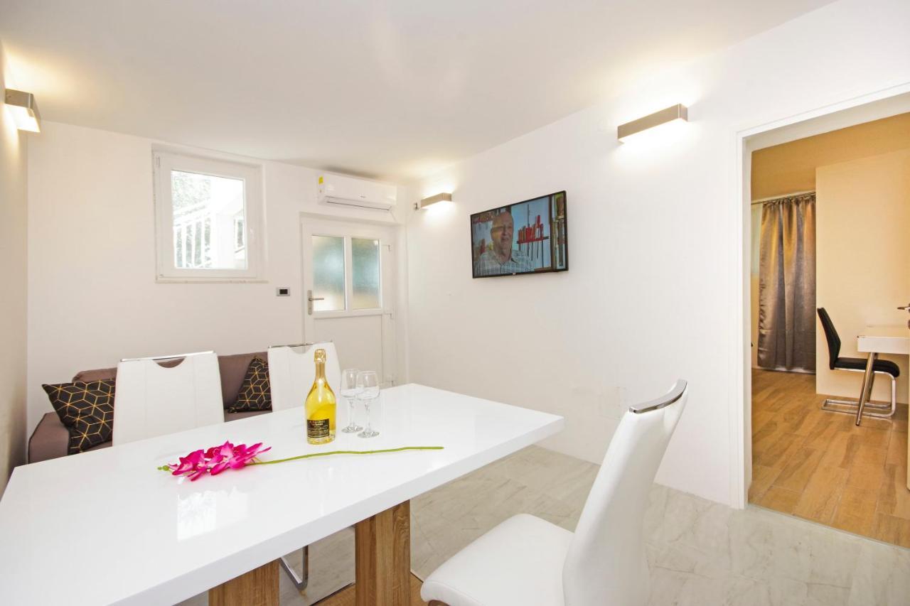 Split Symphony Garden: Modern, New Apartment Eksteriør bilde