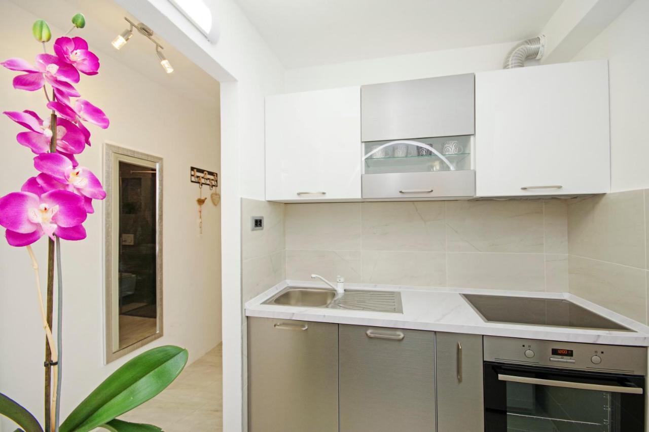 Split Symphony Garden: Modern, New Apartment Eksteriør bilde