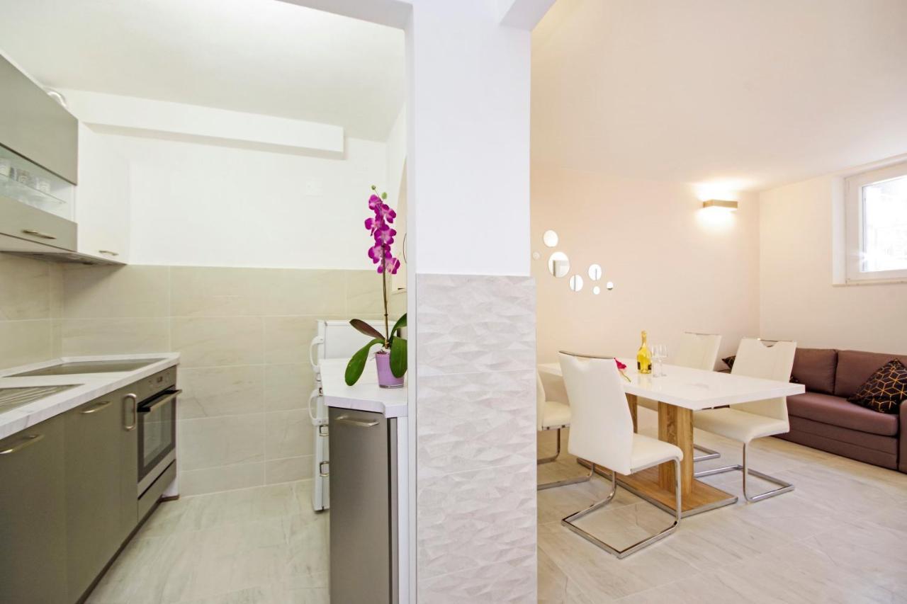 Split Symphony Garden: Modern, New Apartment Eksteriør bilde