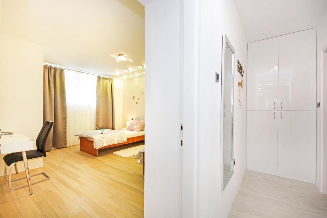 Split Symphony Garden: Modern, New Apartment Eksteriør bilde