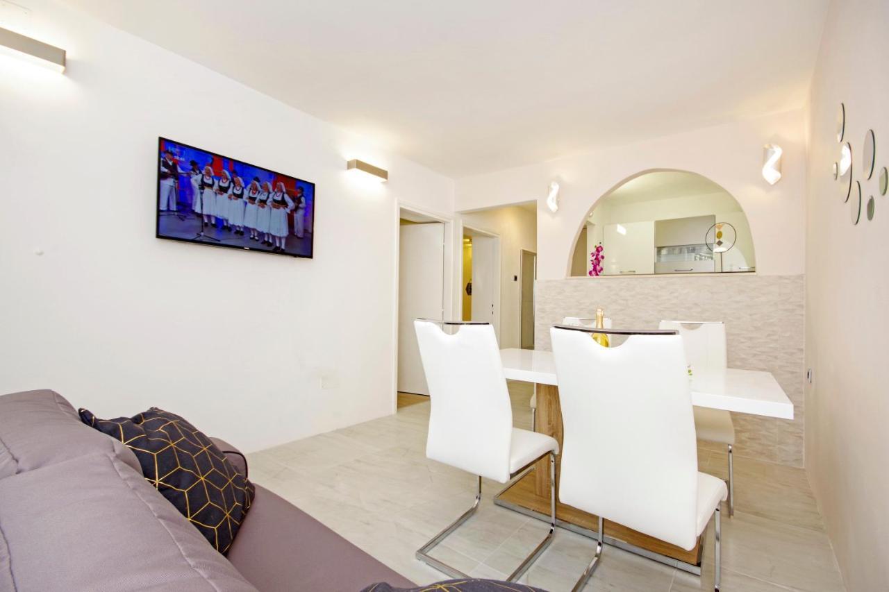 Split Symphony Garden: Modern, New Apartment Eksteriør bilde